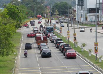 ALIRAN trafik menghala ke bandar Gua Musang lancar menjelang sambutan Ramadan, hari ini. -MINGGUAN/ AIMUNI TUAN LAH