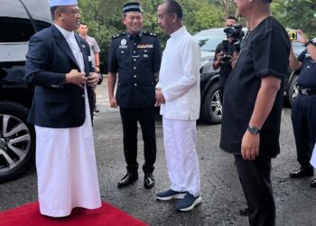 TUANKU Syed Faizuddin Putra Jamalullail (kiri) disambut oleh Razarudin Husain (tiga dari kiri) pada Majlis Iftar Ramadan di Ibu Pejabat Polis Daerah (IPD) Kudat, Sabah, hari ini. -UTUSAN/ASYRAF MUHAMMAD