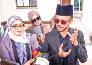 Muhammad Nizamudin Ahmad atau lebih dikenali Along Cham dan ibunya, Siti Habsah Kadir dalam sidang akhbar selepas tuntutan pengesahan lafaz cerai taklik di Mahkamah Rendah Syariah Sepang semala. - UTUSAN.SKANDAR ISHAK