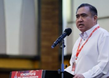 ANTHONY LOKE Siew Fook ketika  berucap pada Kongres Kebangsaan DAP Ke-18 di Shah Alam, Selangor, hari ini.- UTUSAN/SHIDDIEQIIN ZON