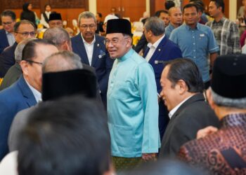 ANWAR Ibrahim beramah mesra dengan tetamu yang hadir pada Majlis Berbuka Puasa di Dewan Bankuet, Parlimen, hari ini. - UTUSAN/ISKANDAR.