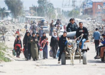 PENDUDUK Palestin di utara Gaza berpindah mencari tempat perlindungan selepas kediaman mereka musnah dalam serangan terbaharu rejim Zionis yang mendapat sokongan kuat Amerika Syarikat. – AFP