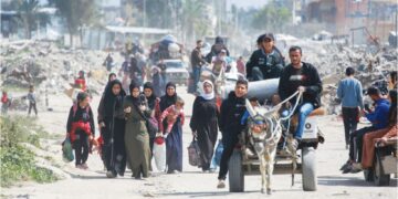 PENDUDUK Palestin di utara Gaza berpindah mencari tempat perlindungan selepas kediaman mereka musnah dalam serangan terbaharu rejim Zionis yang mendapat sokongan kuat Amerika Syarikat. – AFP