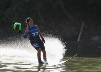 Aaliyah Yoong merangkul tiga pingat emas pada Kejohanan Universiti Dunia 2025 IWWF di Auckland, New Zealand. - FB HANIFAH YOONG