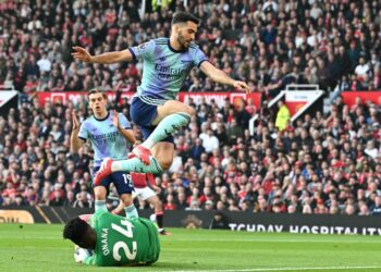 Penjaga gol Manchester United dari Cameroon, Andre Onana berjaya menyelamatkan bola daripada serangan pemain tengah Arsenal, Mikel Merino dalam aksi Liga Perdana Inggeris di Old Trafford, semalam. 
– AFP