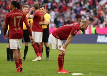 PEMAIN tengah Bayern Munich, Konrad Laimer (kanan) memberi reaksi selepas perlawanan bola sepak Bundesliga menentang VfL Bochum di Munich, hari ini. - AFP