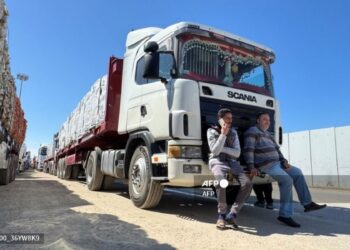 Lori membawa bahan makanan terkandas di Rafah, sempadan Mesir ekoran tindakan Israel menyekat kemasukan semua bantuan kemanusiaan ke Gaza.