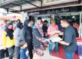 ORANG ramai beratur mendapatkan beras yang diagihkan secara percuma oleh seorang peniaga di Kuala Terengganu, kelmarin. – UTUSAN/KAMALIZA KAMARUDDIN