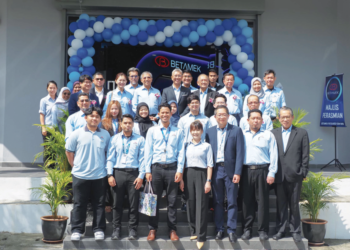 TENGKU Zafrul Tengku Abdul Aziz (tengah, barisan kedua dari belakang) bersama barisan pengarah dan pekerja Betamek Berhad di hadapan Pusat R&D baharu syarikat itu di Rawang, Selangor.