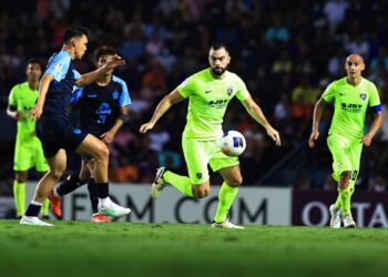 PEMAIN pertahanan Johor Darul Ta'zim (JDT), Jordi Amat (dua dari kanan) mengawal pergerakan penyerang Buriram United, Supachai Chaided (dua dari kiri) pada aksi pertama pusingan 16  Liga Juara-Juara Asia Elite (ACLE) di  Stadium Chang Arena di Buriram, Thailand, kelmarin.- IHSAN JOHOR SOUTHERN TIGERS