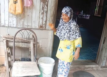 BEDAH Lebar yang berusia 91 tahun masih sihat dan bertenaga berazam berpuasa penuh sepanjang Ramadan ini di Kampung Kuala Wau di Maran, Pahang. – UTUSAN/HARIS FADILAH AHMAD