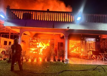 ANGGOTA bomba memadamkan kebakaran sebuah rumah di Batu 3, Lukut, Port Dickson, malam tadi.