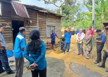 PIHAK MAINS menziarah sebuah keluarga yang dilaporkan tinggal di sebuah rumah yang daif di Kampung Ulu Chembong, Rembau baru-baru ini.