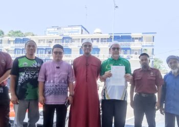 ABD. MUHAIMIN Malek (tiga dari kiri) membuat laporan polis berhubung ketiadaan BPT dalam pasaran di Ibu Pejabat Polis Daerah (IPD) Tapah, Perak.