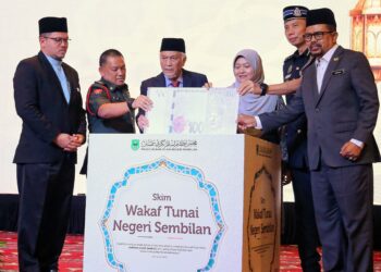 ABDUL Aziz Sheikh Ab. Kadir (tengah) ketika merasmikan Majlis Pelancaran Bulan Wakaf Negeri Sembilan 2025 di Seremban hari ini. UTUSAN/MOHD. SHAHJEHAN MAAMIN