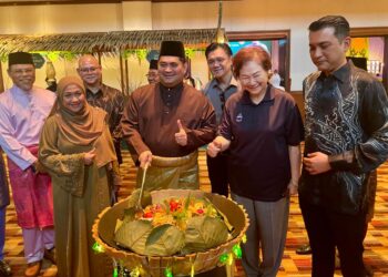 SHAHELMEY Yahya (tengah) semasa melancarkan Aneka Rasa Sutera di Kota Kinabalu, Sabah, semalam.