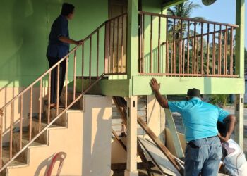 KEADAAN beranda kayu yang runtuh menyebabkan lapan jemaah surau Parit Haji Ismail 1 cedera dalam kejadian Bagan Serai, Perak semalam. UTUSAN/WAT KAMAL ABAS