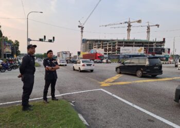 MOHD. IQBAL IBRAHIM memantau aliran trafik di Jalan Subang, Seksyen 13, Shah Alam, Selangor, semalam.-UTUSAN/SKANDAR SHAH MOHAMED