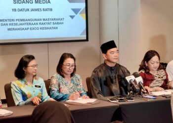 JAMES Ratib (dua kanan) bersama Dr Maria Suleiman (kiri) pada sidang akhbar di Kota Kinabalu, Sabah, semalam.