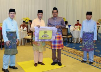 SULTAN Sallehuddin Sultan Badlishah berkenan menyampaikan kotak kurniaan kepada penerima pada Majlis Kurniaan Keluarga Diraja Sultan Negeri Kedah dan Majlis Berbuka Puasa di Balai Santapan Besar, Istana Anak Bukit.