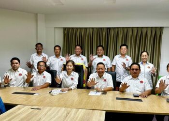 PRISCELLA Peter (duduk, empat kiri) dan Wetrom (duduk, tiga kanan) pada mesyuarat di Ibu Pejabat parti KDM di Penampang, Sabah, semalam.