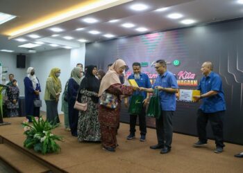 AHMAD Fuad Abdul Rahim (tiga kanan) menyampaikan sumbangan kepada sebahagian daripada 106 pesakit kanser pada Majlis Ramadan Kita Wakalah Agihan Zakat di Menara Zakat, Alor Setar, Kedah hari ini. - UTUSAN/SHAHIR NOORDIN