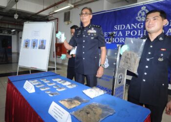 BALVEER SINGH Mahindar Singh (kiri) menunjukkan antara dadah yang dirampas daripada tiga lelaki pada  sidang akhbar di IPD Johor Bahru Utara, hari ini.