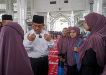 MOHD Na’im Moktar berbual bersama pelajar ketika hadir pada program Erat Ramadan di Masjid Tuanku Mizan Zainal Abidin, Putrajaya. - UTUSAN/FAISOL MUSTAFA