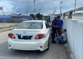 POLIS menahan dua individu di bawah pengaruh dadah cuba melarikan diri daripada pemeriksaan polis berhampiran Balai Polis Ulu Tiram, Johor Bahru, semalam.