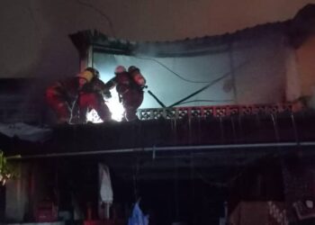 ANGGOTA bomba memadamkan kebakaran melibatkan tiga buah rumah di Taman Permas Jaya, Johor Bahru, Johor tengah malam tadi yang turut mengakibatkan seorang lelaki warga emas maut.