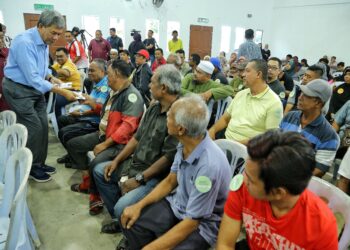 MOHAMAD Hasan hadir menyampaikan sumbangan kepada warga emas, ibu tunggal, asnaf, anak yatim sempena Ramadan pada majlis yang diadakan di Taman Kelab Tuanku, Seremban, hari ini. UTUSAN/MOHD. SHAHJEHAN MAAMIN