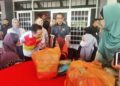 NG SUEE LIM beramah mesra dengan penerima bantuan itu di Dewan Seri Sekinchan, Sabak Bernam, Selangor, hari ini. FOTO/ ISKANDAR SHAH MOHAMED