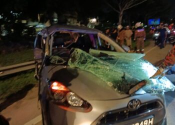 KEADAAN kenderaan dinaiki mangsa bersama keluarganya yang dirempuh lori di Jalan Pantai, Johor Bahru, Johor.