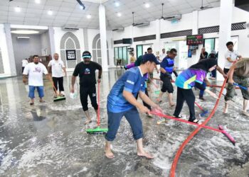 ANGGOTA sukarelawan melakukan kerja-kerja pembersihan pasca banjir di Masjid Taman Tampoi Utama, Johor Bahru, Johor.