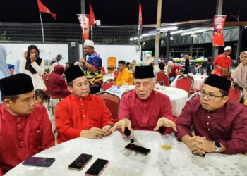 TUN Faisal Ismail Aziz (dua dari kiri) bersama Abdul Rahim ketika mengadakan sidang akhbar selepas Majlis Berbuka Puasa dan Program Prihatin Ramadan Penerangan Bersatu Malaysia di Dataran Baitul Tariq, Klebang, Melaka, malam semalam.-UTUSAN/AMRAN ALI