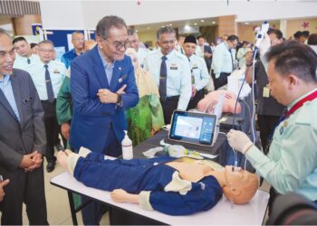 DR. Dzulkefly Ahmad melawat pameran selepas melancarkan Hari Pembantu Perubatan Ke-14 Peringkat Kebangsaan Tahun 2025 di  Hospital Tunku Azizah, Kuala Lumpur, semalam. – UTUSAN/SADDAM YUSOFF