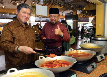 FEIZAL Nor Nurbi (kanan) dan Pengarah Eksekutif Kumpulan Brahim’s, Datuk Seri Ibrahim Ahmad (kiri) ketika ditemui semasa pratonton buffet Nostalgia Ramadan di Randau Rasa oleh Dapur Brahim’s. - UTUSAN/SABRINA ZULKIFLI