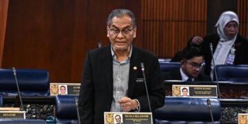 DZULKEFLY Ahmad pada sesi jawab lisan ketika Mesyuarat Pertama Penggal Keempat Parlimen ke-15 
di Dewan Rakyat, semalam.  – JABATAN PENERANGAN MALAYSIA