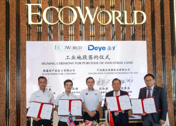 LIEW Tian Xiong (dua dari kiri) pada majlis memeterai perjanjian jual beli dengan antara EcoWorld Malaysia dan Deye untuk menjual tanah perindustrian pada harga RM119 juta.