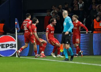 Harvey Elliott (kanan) meraikan jaringan gol menentang Paris Saint-Germain (PSG) dalam aksi Liga Juara-Juara di Parc des Princes hari ini. - AFP