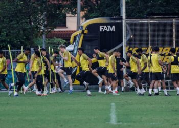 Pemain Harimau Malaya menjalani latihan semasa menyertai Piala ASEAN tahun lalu di padang Wisma FAM Kelana Jaya. - UTUSAN/SHIDDIEQIIN ZON