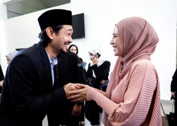 FARID Kamil bersalaman dengan Diana selepas kedua-dua mereka sah bercerai talak satu di Mahkamah Syariah Wilayah Persekutuan, Kuala Lumpur, semalam.-UTUSAN/SHIDDIEQIIN ZON.