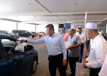 PRESIDEN Perbadanan Putrajaya, Datuk Fadlun Mak Ujud hadir  memeriahkan program dalam mengagihkan bubur lambuk di PICC, Putrajaya.