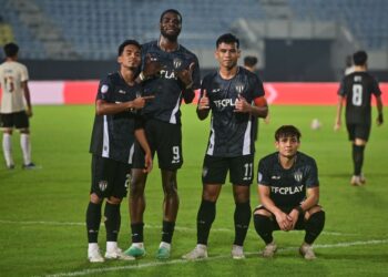 Jentera serangan Terengganu FC diketuai Safawi Rasid (dua dari kanan) dan Akhyar Rashid (kanan) mampu menjadi penghalang kepada Sabah dan Selangor untuk meraih kedudukan tangga kedua dalam carta Liga Super. - UTUSAN/PUQTRA HAIRRY