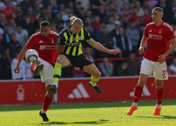 PEMAIN pertahanan Nottingham Forest, Murillo (kiri) bersaing dengan penyerang Manchester City Erling Haaland (tengah) semasa perlawanan bola sepak Liga Perdana Inggeris (EPL) di The City Ground, Nottingham, hari ini. - AFP