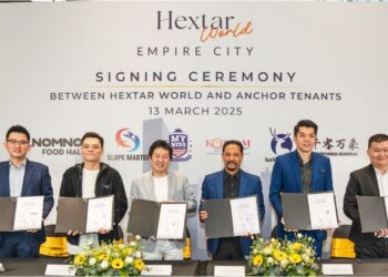 KETUA Pegawai Eksekutif NomNom Brands Sdn. Bhd., Tan Huang Ming; Pengarah Slope Master, Arthur Yap; Eddie Ong; Pengerusi Koperasi Industri Sukan Atlet Malaysia Berhad, Datuk Mohamad Fadzli Johan; Ketua Pegawai Eksekutif Hextar Luckin (M) Sdn. Bhd., Dr. Jeff Lim Chee Lip; dan Ketua Pegawai Operasi Cuisine Delight Sdn. Bhd. untuk Senkyaku Banrai, Ng Wei Shen menunjukkan dokumen perjanjian sewaan yang telah ditandatangani.