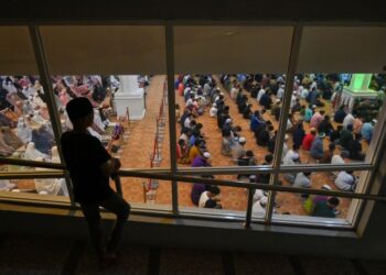 JANGAN  tinggalkan solat sunat rawatib kerana kedudukannya lebih utama berbanding solat tarawih yang datang sekali setahun dalam Ramadan. – UTUSAN/SYAKIR RADIN