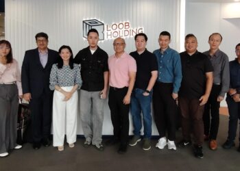 BRYAN (lima dari kiri) bersama wakil Restaurants Development Co. Ltd (RD) ketika satu lawatan di pejabat Loob Holdings tahun lepas.