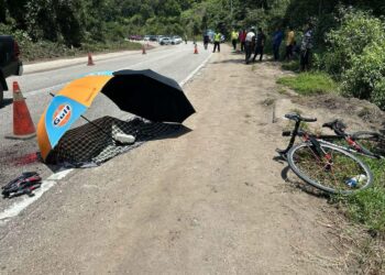 MANGSA maut dilokasi kejadian selepas basikal dinaiki bergesel dengan sebuah lori treler di Jalan Kuantan-Kemaman di Kuantan, Pahang.