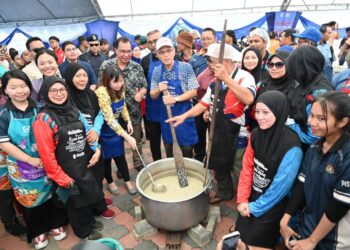 WAN ROSDY Wan Ismail (tengah) mengacau bubur sempena Program Gerak Rahmah: Jom Masak Bubur Lambuk Perpaduan Peringkat Negeri Pahang 2025  di Kampung Tanjung Gahai di Lipis, Pahang. - FOTO/SALEHUDIN MAT RASAD